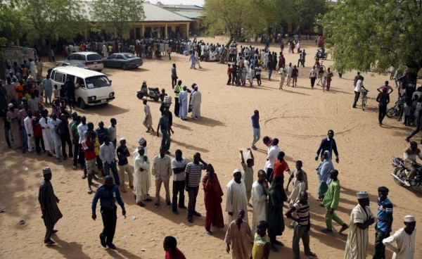 Voters wait in line to register to vote in a polling station in a school during elections in Kano, March 28, 2015. REUTERS/Goran Tomasevic