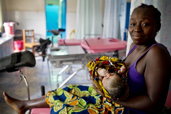 A woman holds her newborn in the public hospital in Buchanan, Liberia. (Photo credit: Jhpiego/Kate Holt)